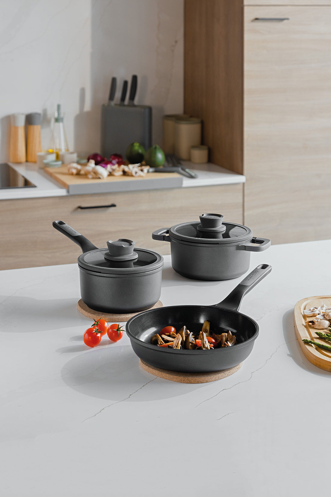 BergHOFF 5-Piece Cookware Set - Uqonic Downdraft Series with Non-Stick Coating and Glass Lid with Strainer